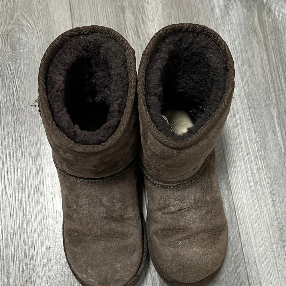 UGG Australia Classic kids sheepskin boots/ chocolate brown / size 3